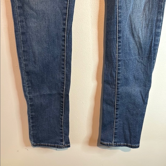 Levi's Blue Denim Jeans with Iconic Leather Patch - Picture 9 of 16